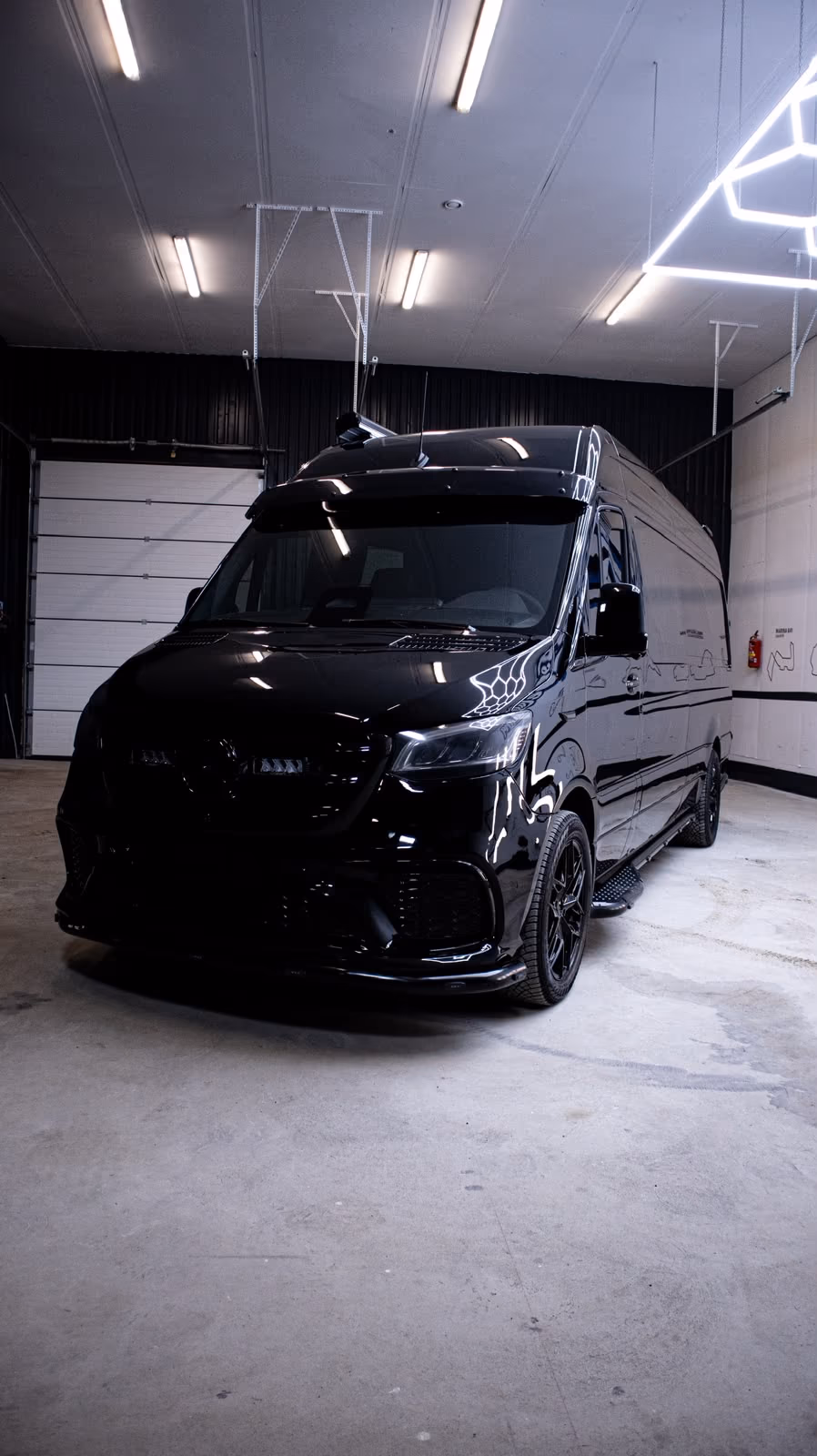 Huolellisesti detailattu musta Mercedes-pakettiauto KM-Detailingin hallissa